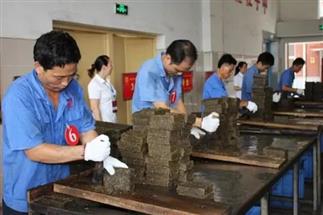 熱烈祝賀集團(tuán)白沙溪茶廠總經(jīng)理劉新安、常務(wù)副總經(jīng)理肖益平、益陽(yáng)茶廠質(zhì)管部經(jīng)理黃燕入選第四批省級(jí)非物質(zhì)文化遺產(chǎn)代表性傳承人